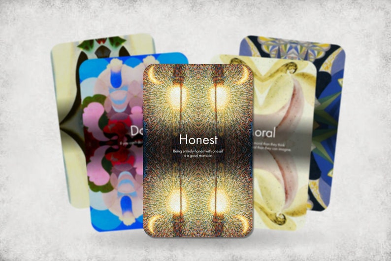 K&ouml;nnte beinhalten: F&uuml;nf bunte Karten mit abstrakten Designs und inspirierenden Zitaten. Die Karte in der Mitte ist gelb und goldfarben mit einem Zitat, das lautet: "Ehrlich. Ganz ehrlich zu sich selbst zu sein, ist eine gute &Uuml;bung."