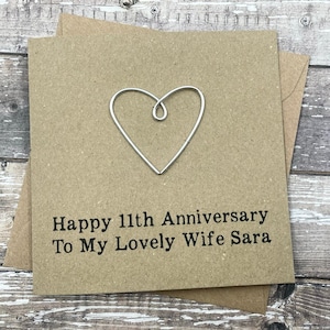Biglietto di auguri personalizzato per l'11° anniversario in acciaio - Cuore color acciaio - Testo personalizzato - 5 x 5 pollici (127 mm x 127 mm)