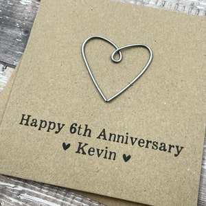 Tarjeta personalizada para el sexto aniversario de Ironman - Corazón de alambre - Texto personalizado - 127 mm x 127 mm