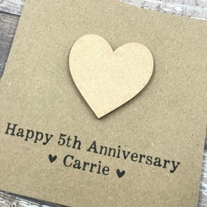 Tarjeta de 5.º aniversario de madera personalizada - Corazón de madera - Redacción personalizada - 5 x 5 pulgadas (127 mm x 127 mm)