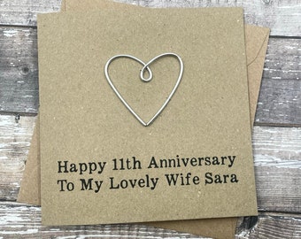 Biglietto personalizzato per l'undicesimo anniversario in acciaio - cuore color acciaio - testo personalizzato - 5 x 5 pollici (127 mm x 127 mm)