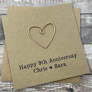 Tarjeta personalizada del noveno aniversario de cobre - Corazón de alambre - Redacción personalizada - 5 x 5 pulgadas (127 mm x 127 mm)