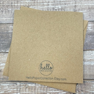 Puede incluir: Una tarjeta marr&oacute;n con un logotipo circular que dice "hello paper collection" y el texto "HelloPaperCollection.Etsy.com".