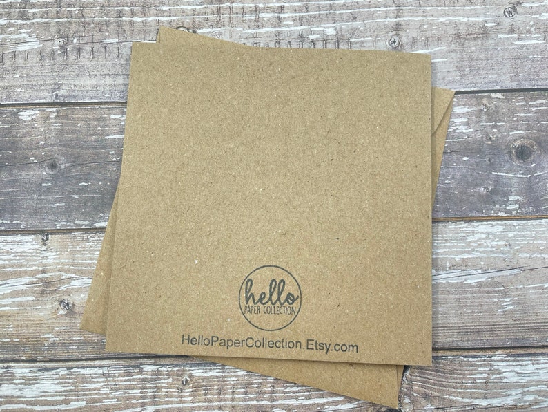 Puede incluir: Una tarjeta marr&oacute;n con un logotipo circular que dice "hello paper collection" y el texto "HelloPaperCollection.Etsy.com".