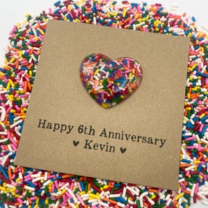 Tarjeta personalizada de 6.º aniversario de azúcar - Corazón de resina con chispas de arcoíris - Centenares y miles - Texto personalizado - 127 mm x 127 mm