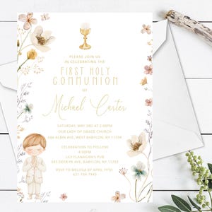 Puede incluir: Una invitación de Primera Comunión con detalles florales y mariposas. La invitación presenta el texto "Primera Comunión de Michael Carter" y detalles del evento. Se incluye una pequeña ilustración de un niño con traje.