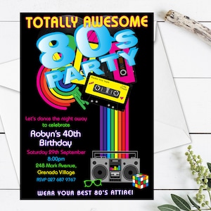 Puede incluir: Una invitación negra con un diseño de arcoíris y el texto "Totally Awesome 80's Party". La invitación es para la fiesta de cumpleaños número 40 de Robyn e incluye detalles sobre la fecha, la hora, la ubicación y la información de RSVP. También anima a los invitados a usar su mejor atuendo de los 80.