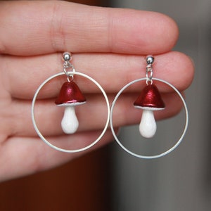 Polymeer klei paddestoel oorbellen, paddestoel oorbellen bungelen, polymeer klei oorbellen, botanische oorbel, bos oorbellen, rode paddestoel sieraden