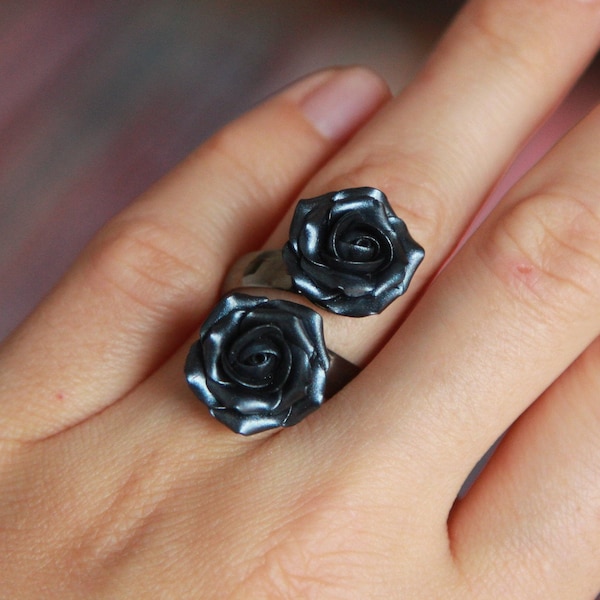 Bague en perle noire, Bague en argile polymère, Bague rose noire, Bague fleur, Bague déclaration femmes, Bague réglable inhabituelle, Bague en céramique noire