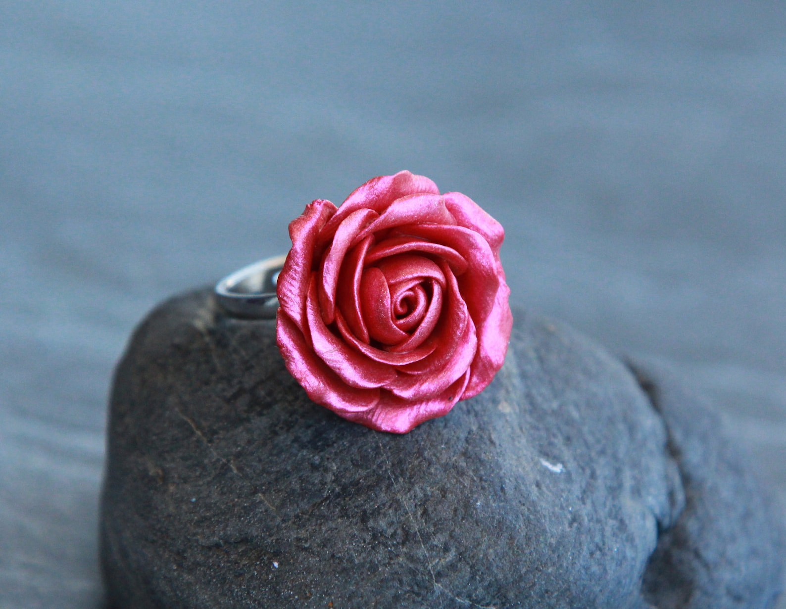 Цветочное кольцо 1. Кольца из глины. Кольцо розовый цветок пластик. Чехол цветок для кольца.