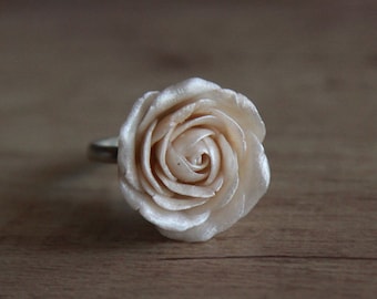 Bague fleur avec perle blanche - Grande bague de mariage rose - Bague réglable en argent sterling avec rose-Bague ivoire