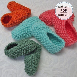 Peut inclure: Quatre paires de chaussons pour bébé tricotés dans différentes couleurs : orange, turquoise, vert et rose. Les chaussons sont réalisés avec un motif de point simple et ont une pointe pointue. L'image comprend le texte "pattern PDF patron".