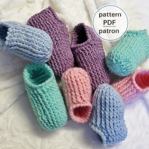 Peut inclure: Un ensemble de six chaussettes de pantoufles tricotées dans différentes couleurs pastel, notamment bleu clair, lavande, rose et vert menthe. Les chaussettes sont disposées sur une surface blanche. Le texte "pattern PDF patron" est visible dans un cercle.