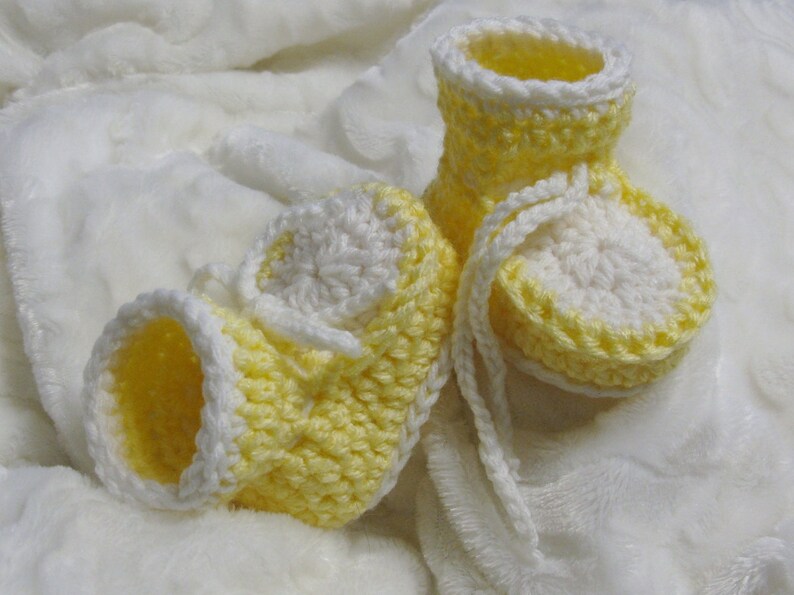 Patron Crochet Chaussons Deux Couleurs Pour Bebes 0 6 Mois Etsy Canada