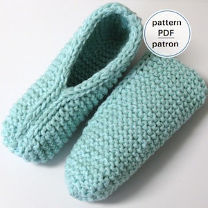Peut inclure: Une paire de chaussons tricotés bleu clair. Les chaussons sont faits avec un motif de point simple et ont une pointe pointue. Le patron de ces chaussons est disponible en téléchargement PDF.