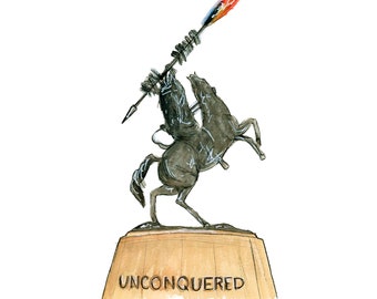 Puede incluir: Una pintura de acuarela de una estatua negra de una persona a caballo sosteniendo una lanza con una bandera roja y azul. La estatua está sobre una base de madera con la palabra "UNCONQUERED" inscrita en ella.