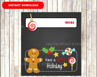 Op de afbeelding: Een zwarte vierkante kaart met illustraties van een peperkoekmannetje, hulst en snoep. De tekst "Have a SWEET Holiday" wordt weergegeven. De kaart heeft ook een rode banner met "INSTANT DOWNLOAD" en een wit rechthoek met het woord "FROM:" erboven.