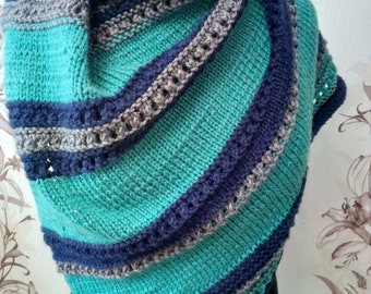Könnte beinhalten: Ein gestrickter Schal in Türkis, Grau und Marineblau mit einem gewellten Rand.
