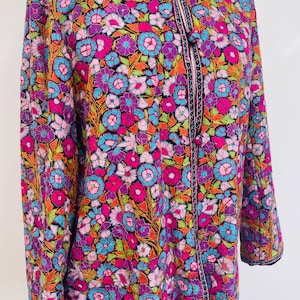 手刺繍入りカシミールウール製ネルージャケット：鮮やかな花柄クルーエル刺繍、UKサイズ16-18