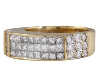 Op de afbeelding: Een gouden ring met een rij kleine vierkante diamanten en een rij ronde diamanten.