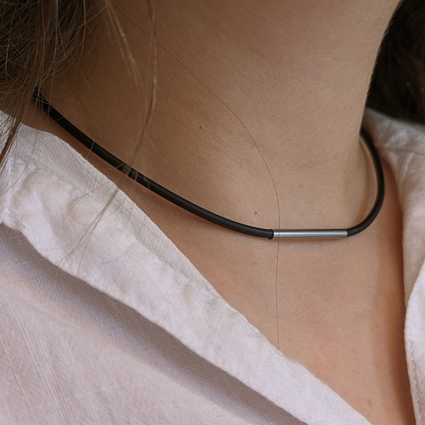 Gargantilla de cuero vegano, collar de plata, colgante de barra de acero, collar ajustable, joyería unisex minimalista y moderna, gargantilla de cuero sintético.