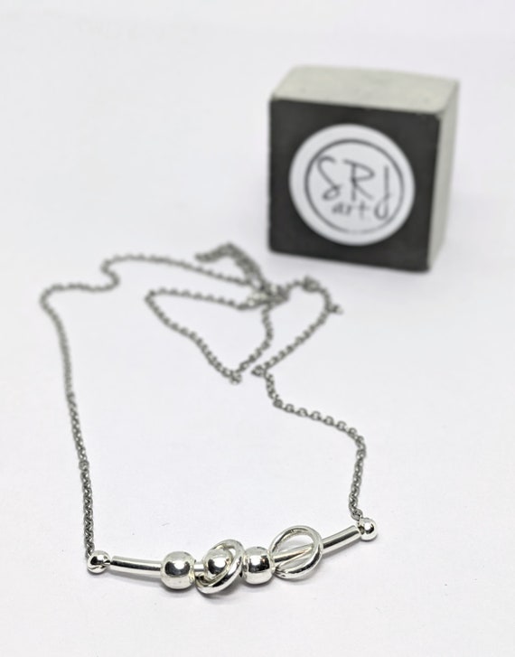 Fidget necklace with a square pendant and hematite gemstone – Artiby.com