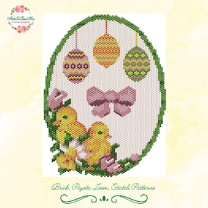Può includere: Un disegno pasquale con perline a forma di uovo, con uova di Pasqua appese, un fiocco rosa e pulcini gialli con fiori rosa. Il disegno include il testo "Brick, Peyote, Loom, Stitch Patterns".