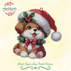 Könnte beinhalten: Ein Weihnachtsornament aus Perlen mit einem braunen und weißen Welpen, der einen roten Weihnachtsmann-Hut mit einem grünen Stechpalmenzweig und roten Beeren trägt. Der Welpe trägt einen grünen Kranz mit einer roten Schleife um den Hals. Das Ornament ist mit "Brick, Peyote, Loom, Stitch Patterns" beschriftet.