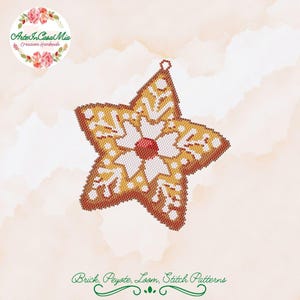 Könnte beinhalten: Ein sternförmiger Weihnachtsbaumschmuck aus Perlen in den Farben Weiß, Gelb und Rot. Der Schmuck hat ein Schneeflockenmuster und eine rote Perle in der Mitte.