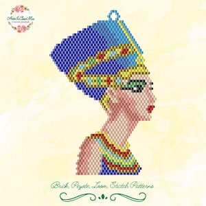 Könnte beinhalten: Ein Perlenporträt einer Frau im Profil, die eine blaue Kopfbedeckung mit goldenen und roten Akzenten trägt. Das Bild zeigt eine Perlenkette und den Text "Brick, Peyote, Loom, Stitch Patterns". Der Hintergrund ist hellgelb.