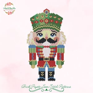 Puede incluir: Un diseño de cascanueces colorido y pixelado. La figura presenta una corona verde, un bigote negro y un uniforme rojo y azul. El texto "Brick Peyote Loom Stitch Patterns" está en la parte inferior.