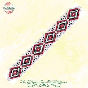 Puede incluir: Un patrón de pulsera de cuentas con un diseño de diamantes repetido en rojo, negro y blanco. El patrón se muestra sobre un fondo blanco. El texto en la parte inferior dice "Brick Peyote Loom Stitch Patterns".