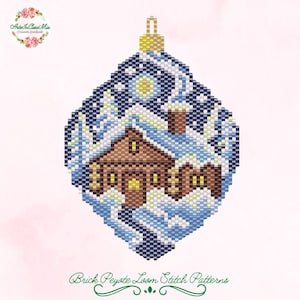 Può includere: Un ornamento di perline a forma di diamante raffigurante una scena invernale con una casa, neve e un cielo notturno. L'ornamento ha una parte superiore color oro. Il testo "Brick Peyote Loom Stitch Patterns" è in basso.