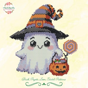 Op de afbeelding: Een geborduurde Halloween-geest met een heksenhoed, een pompoenmand en een lolly. De geest is wit met roze wangen, en de hoed is zwart, paars en oranje. De afbeelding bevat de tekst "Brick, Peyote, Loom, Stitch Patterns".