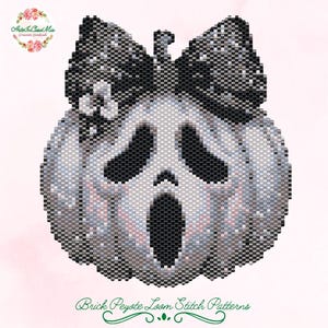 Könnte beinhalten: Ein Perlenmuster der Ghostface-Maske aus der Scream-Filmreihe. Die Maske ist weiß, grau und schwarz, mit einer schwarzen Schleife. Der Text "Brick Peyote Loom Stitch Patterns" steht unten.