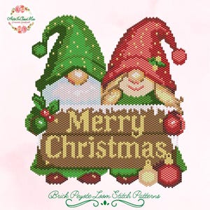 Può includere: Un disegno natalizio di perline con due gnomi che indossano cappelli verdi e rossi, che tengono in mano un cartello con la scritta "Merry Christmas". Il disegno include agrifoglio, ornamenti e il testo "Brick Peyote Loom Stitch Patterns."