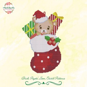 Könnte beinhalten: Ein Perlenmuster-Design mit einem Teddybären, der eine Weihnachtsmannmütze trägt und in einem roten Weihnachtsstrumpf mit weißen Punkten steckt. Der Bär ist von einem grünen Geschenk, einem rot-weiß gestreiften Geschenk und roten Stechpalmenbeeren umgeben.