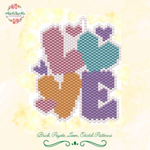 Può includere: Un motivo di perline colorate che forma la parola "LOVE" con cuori. Le lettere sono fatte di perline viola, rosa, arancioni e blu. Lo sfondo è un acquerello di colore giallo chiaro.