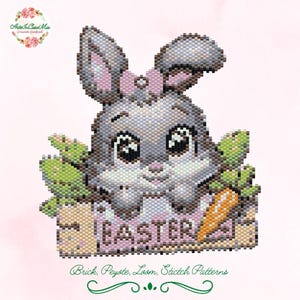 Könnte beinhalten: Ein graues Kaninchen mit rosa Ohren und einer Schleife hält eine Karotte und sitzt vor einem Banner mit der Aufschrift "OSTERN".