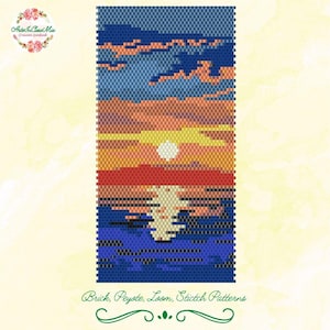 Può includere: Un'opera d'arte a perline raffigurante un tramonto sull'acqua, con una gamma di colori che va dal blu al rosso. Il disegno comprende un sole e il suo riflesso. Il testo "Brick, Peyote, Loom, Stictch Patterns" è in basso.