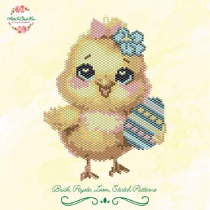 Peut inclure: Un petit poussin jaune avec un nœud rose et une fleur bleue sur la tête tient un œuf de Pâques rayé bleu et blanc. Brick, Peyote, Loom, Stitch Patterns.