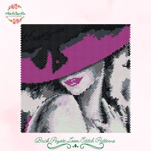 Può includere: Immagine pixelata di una donna con un cappello con tesa rosa e corona nera. Anche le labbra della donna sono rosa. L'immagine è in bianco e nero e sfumature di grigio. Il testo "Brick Peyote Loom Stitch Patterns" è in basso.