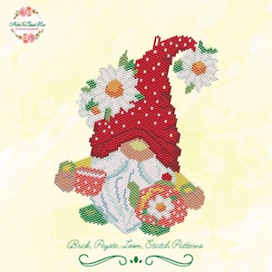 Könnte beinhalten: Ein Perlen-Wichtel-Design mit roter Mütze und weißem Bart, der eine kleine Tasse und einen floral dekorierten Gegenstand hält. Der Wichtel ist von weißen Gänseblümchen umgeben. Der Text "Brick, Peyote, Loom, Stitch Patterns" ist enthalten.