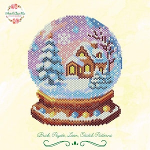 Può includere: Un design di globo di neve di perline con una scena invernale con una casa, alberi e neve che cade. Il globo è posto su una base marrone con un bordo decorativo. Il testo "Brick, Peyote, Loom, Stitch Patterns" è in basso.