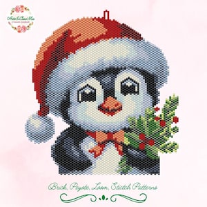 Può includere: Ornamento natalizio a forma di pinguino perlato, con cappello da Babbo Natale e agrifoglio. Il pinguino è nero, bianco e grigio, con un papillon rosso e un cappello rosso e arancione. Il testo "Brick, Peyote, Loom, Stitch Patterns" è in basso.