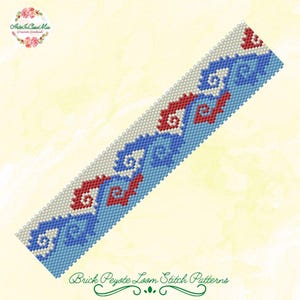 Peut inclure: Motif de point de tissage peyote en briques avec un motif répétitif de tourbillons rouges et bleus sur fond bleu clair et blanc. Le texte "Brick Peyote Loom Stitch Patterns" est en bas.