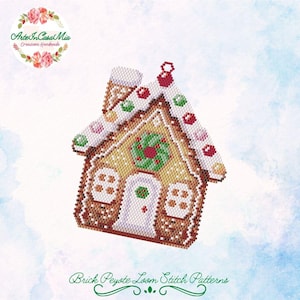 Può includere: Uno schema di punto a telaio peyote a mattoni per un ornamento di casa di pan di zenzero. Lo schema presenta una casa di pan di zenzero marrone con glassa bianca, caramelle rosse e verdi e una ghirlanda verde sulla porta. Lo schema è intitolato "Brick Peyote Loom Stitch Patterns".