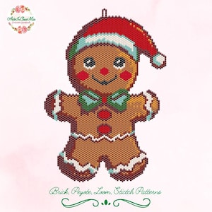 Peut inclure: Ornement de Noël en forme de bonhomme en pain d'épices perlé, portant un bonnet de Père Noël rouge et un nœud papillon vert. Le bonhomme en pain d'épices est marron avec des détails de glaçage blanc. Le texte "Brick, Peyote, Loom, Stitch Patterns" est en bas.