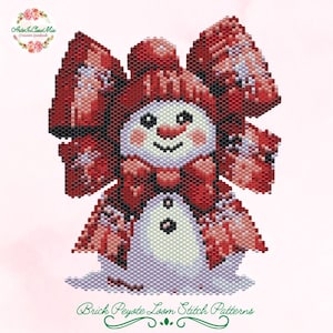 Può includere: Un disegno di pupazzo di neve perlato nei toni del rosso, bianco e rosa. Il pupazzo di neve indossa un cappello rosso, un papillon e ha le guance rosee. L'immagine include il testo "Brick Peyote Loom Stitch Patterns".