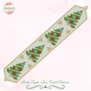 Può includere: Una lunga striscia rettangolare di perline con un motivo ripetuto di quattro alberi di Natale verdi con ornamenti rossi e blu su sfondo bianco, bordata da perline dorate. Il testo recita Brick, Peyote, Loom, Stictch Patterns.